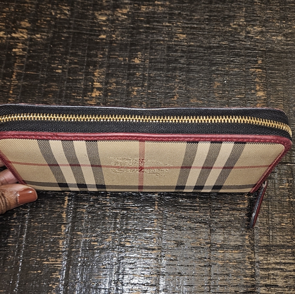 Burberry Red Leather and Beige Vintage Check Zip Wallet - Picture 3 of 9